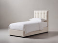 Einzelbett mit Stoffbezug 210x105x120 cm Creme mit gepolstertem Knopfkopfteil und kompaktem Design