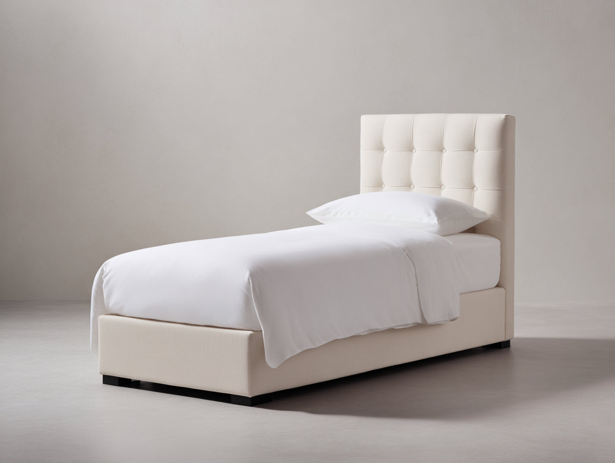 Einzelbett mit Stoffbezug 210x105x120 cm Creme mit gepolstertem Knopfkopfteil und kompaktem Design